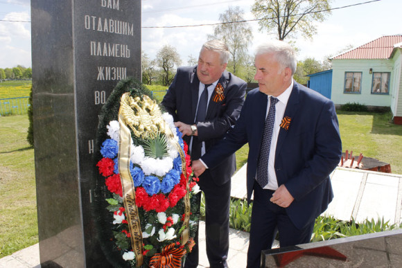 vetkovski_raion-den-pobedyi-gosti-is-surasa-e1463163218553 Гости из Суража посетили Ветковщину и возложили венки на могилы земляков