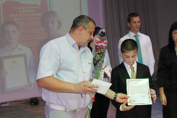 vetkovski_raion_premia-verschina-1-e1473879369713 Школьникам и педагогам Ветковского района вручили премии за высокие достижения
