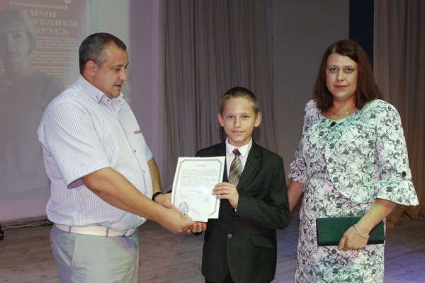vetkovski_raion_premia-verschina-16-e1473879309148 Школьникам и педагогам Ветковского района вручили премии за высокие достижения