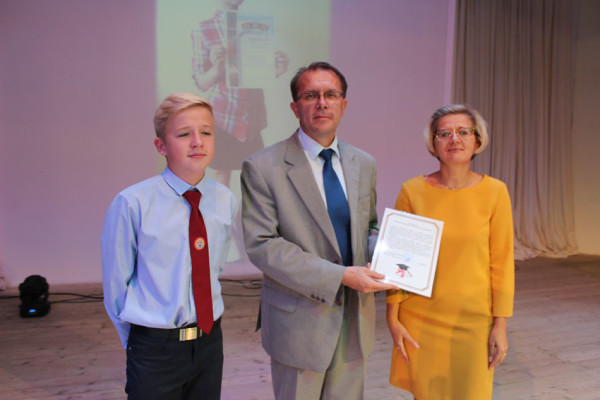 vetkovski_raion_premia-verschina17-e1473879797945 Школьникам и педагогам Ветковского района вручили премии за высокие достижения