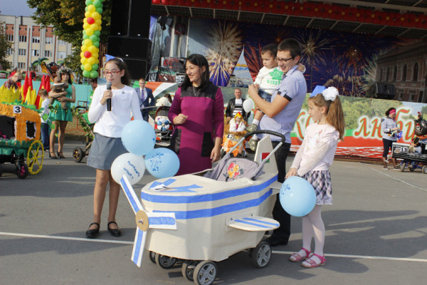 vetkovski_raion_konkurs-kolyasok-6-e1475866168976 Участники конкурса детских колясок "Детское счастье" перенесли ветковчан в атмосферу сказки