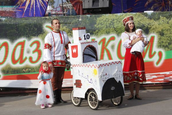 vetkovski_raion_konkurs-kolyasok-e1475865711966 Участники  конкурса детских колясок "Детское счастье" перенесли ветковчан в атмосферу сказки