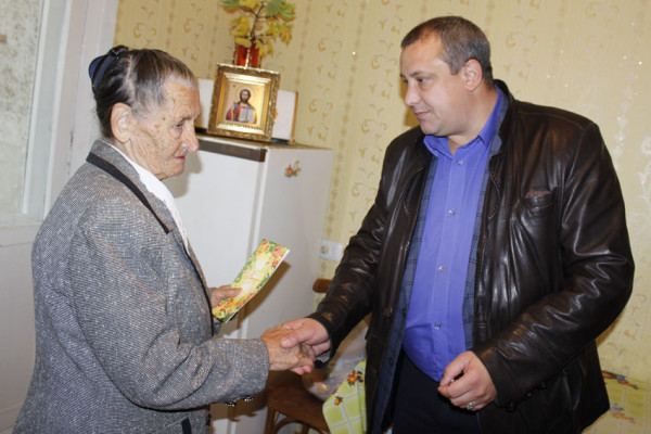 vetkovski_raion_vstrecha-s-veteranom-1-e1475327781706 В канун празднования Дня города ветераны принимали поздравления от руководства Ветковского района