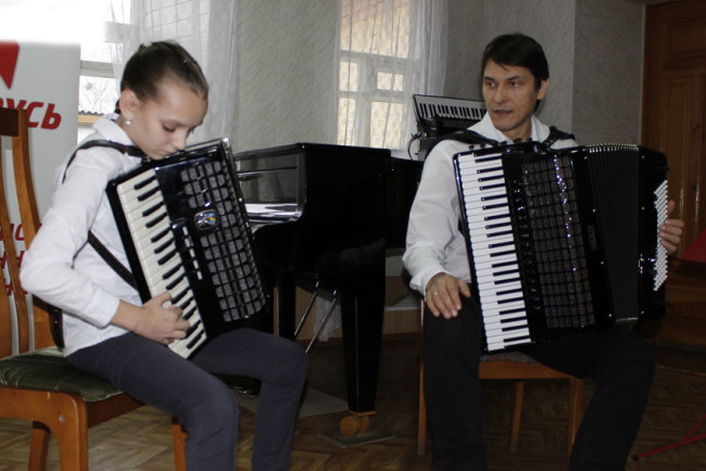 vetkovski_raion_schkola-iskusstv_master-klass-e1480360618565 В детской школе искусств г.Ветка состоялся мастер-класс с магистром искусств