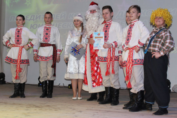 vetkovski_raion_vetkovskaya_zorachka_pobediteli1-e1484240655954 Снегурочка и Дед Мороз объявили победителей конкурса детского и юношеского творчества "Веткаўская зорачка"