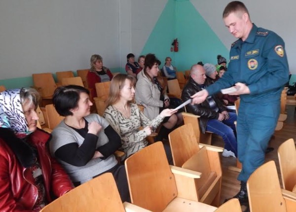 4-e1489935518756 Ветковские спасатели приняли активное участие в родительских собраниях