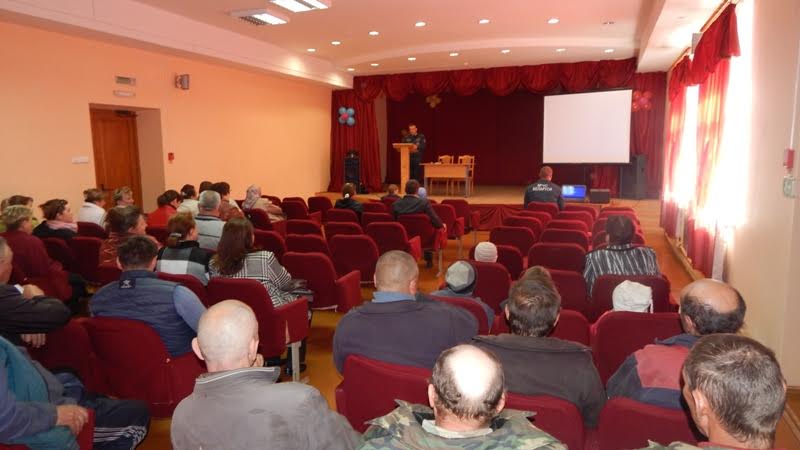 raduga-05-2 Заместитель начальника Гомельского областного управления МЧС Максимюк Николай Петрович встретился с жителями агрогородка Радуга