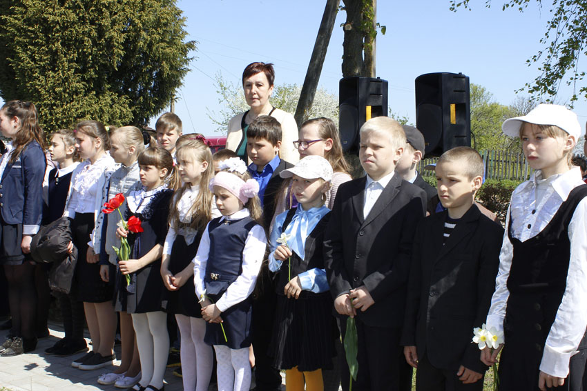 vetkovski_raion-den-pobedyi-gosti-is-surasa-17-1 В митинге на братской могиле у часовни "Спаса на крови" в деревне Хальч приняли участие гости из Суража
