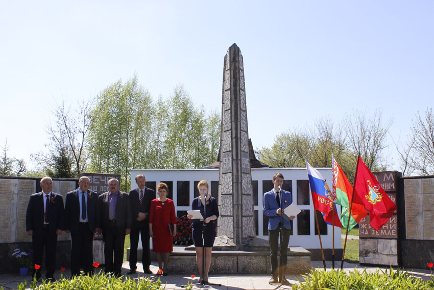vetkovski_raion-den-pobedyi-gosti-is-surasa-17-2 В митинге на братской могиле у часовни "Спаса на крови" в деревне Хальч приняли участие гости из Суража