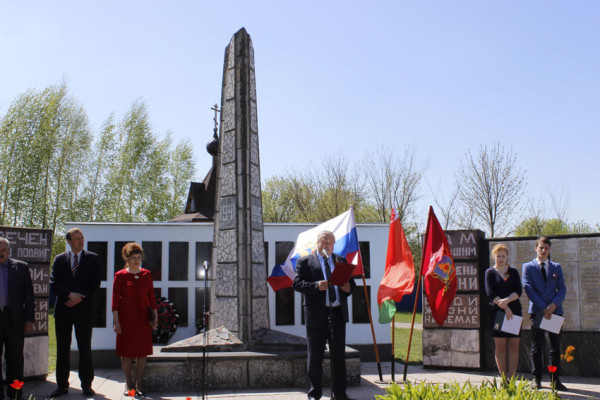 vetkovski_raion-den-pobedyi-gosti-is-surasa-17-3-e1494524188609 В митинге на братской могиле у часовни "Спаса на крови" в деревне Хальч приняли участие гости из Суража