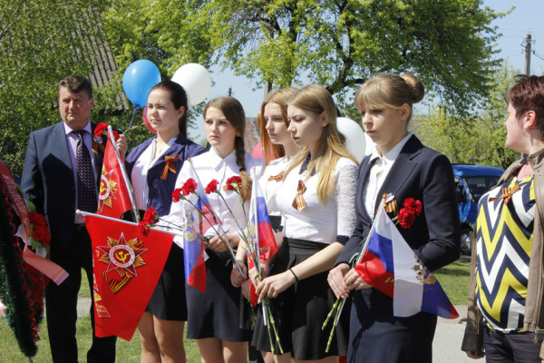 vetkovski_raion-den-pobedyi-gosti-is-surasa-17-4-e1494524141106 В митинге на братской могиле у часовни "Спаса на крови" в деревне Хальч приняли участие гости из Суража