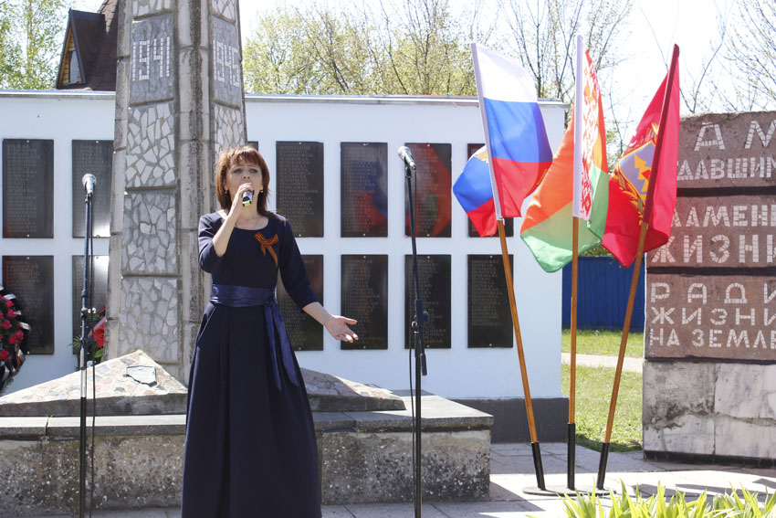 vetkovski_raion-den-pobedyi-gosti-is-surasa-17-5 В митинге на братской могиле у часовни "Спаса на крови" в деревне Хальч приняли участие гости из Суража