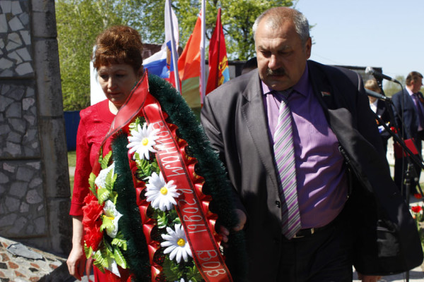 vetkovski_raion-den-pobedyi-gosti-is-surasa-17-7-e1494524257319 В митинге на братской могиле у часовни "Спаса на крови" в деревне Хальч приняли участие гости из Суража
