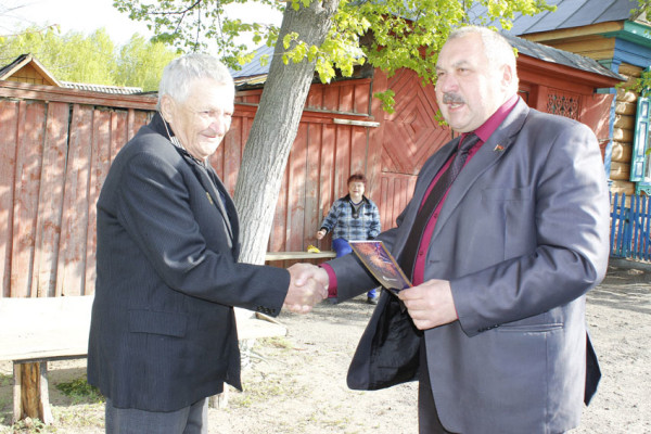 vetkovski_raion-pozdravlenie-veteranov-17-1-e1494525147160 Руководство Ветковского района поздравило ветеранов с Днём Победы