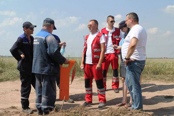 vetkovski_raion_uborka_krasny_krest-2 Сотрудники ГАИ и представители Красного Креста пообщались с участниками уборочной