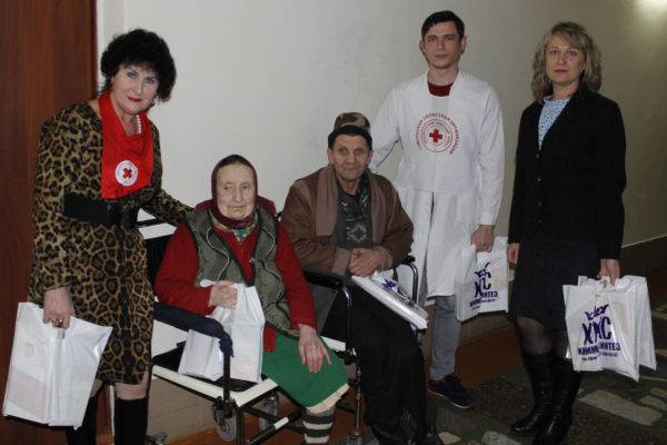 vetkovski_raion_krasniy_krest_04-01-e1515130916750 Постояльцы отделения дневного пребывания Светиловичской участковой больницы не остались без подарков