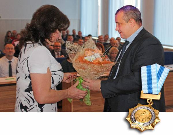vetkovski_raion_orden_materi_06-01-e1515390149824 29 декабря Наталье Бобровниковой, матери шестерых детей, торжественно вручили орден Матери