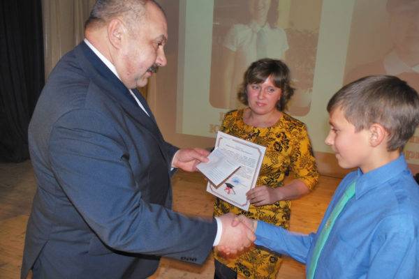 vetkovski_raion_otlichnici_04-01-e1515044196581 В пятницу, 29 декабря, по традиции назвали самых выдающихся учеников Ветковщины прошедшего года