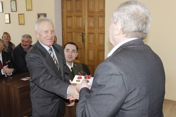 vetkovski_raion_medali_100let_krasnoy_armii_11 Фоторепортаж: К 100-летию Вооруженных Сил Республики Беларусь ветковчанам были вручены юбилейные медали