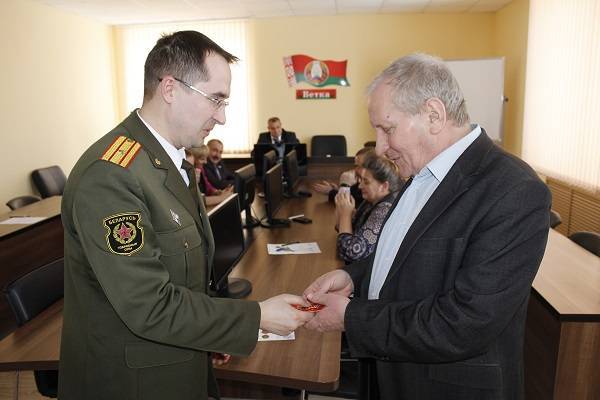 vetkovski_raion_medali_100let_krasnoy_armii_14 Фоторепортаж: К 100-летию Вооруженных Сил Республики Беларусь ветковчанам были вручены юбилейные медали