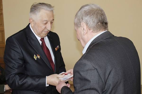 vetkovski_raion_medali_100let_krasnoy_armii_5 Фоторепортаж: К 100-летию Вооруженных Сил Республики Беларусь ветковчанам были вручены юбилейные медали