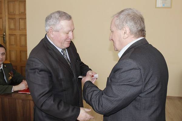 vetkovski_raion_medali_100let_krasnoy_armii_6 Фоторепортаж: К 100-летию Вооруженных Сил Республики Беларусь ветковчанам были вручены юбилейные медали