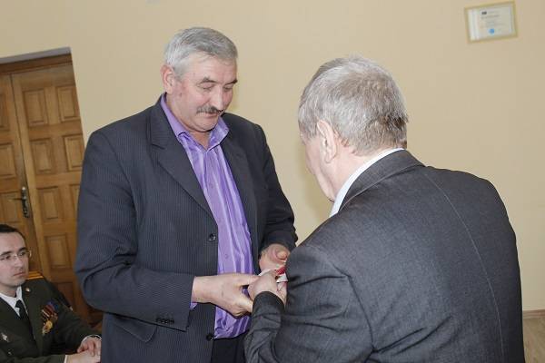 vetkovski_raion_medali_100let_krasnoy_armii_9 Фоторепортаж: К 100-летию Вооруженных Сил Республики Беларусь ветковчанам были вручены юбилейные медали