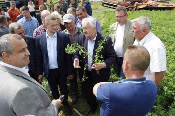 vetkovski_raion_kormozagotovka_23_1-e1527231206859 16 мая на базе Ветковского райисполкома состоялся семинар-совещание с выездом на производство по проблемам кормопроизводства и путям их решения