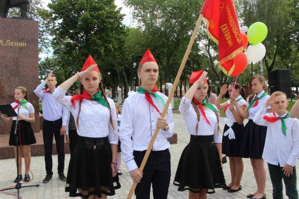 vetkovski_raion_pioneri_23-e1527140647227 В минувшую субботу в райцентре у памятника В.И. Ленину приняли в пионеры 53 школьника