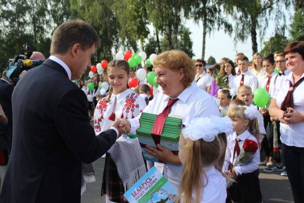 vetkovski_raion_1sent_05_01-e1536131745165 Вице-премьер Республики Беларусь Игорь Петришенко вместе с первоклассниками сел за школьную парту