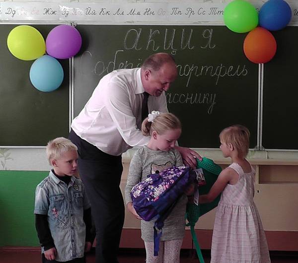 0c ПЕРВОКЛАССНЫЕ ПОДАРКИ. Их сделали ветковским ребятишкам представители органов власти, общественных организаций, учреждений и земляки