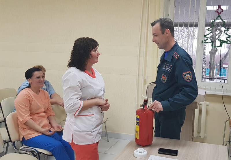 20191224_103944 В преддверии новогодних праздников первый заместитель начальника Гомельского областного управления МЧС Александр Меркулов встретился с медицинскими работниками районной поликлиники